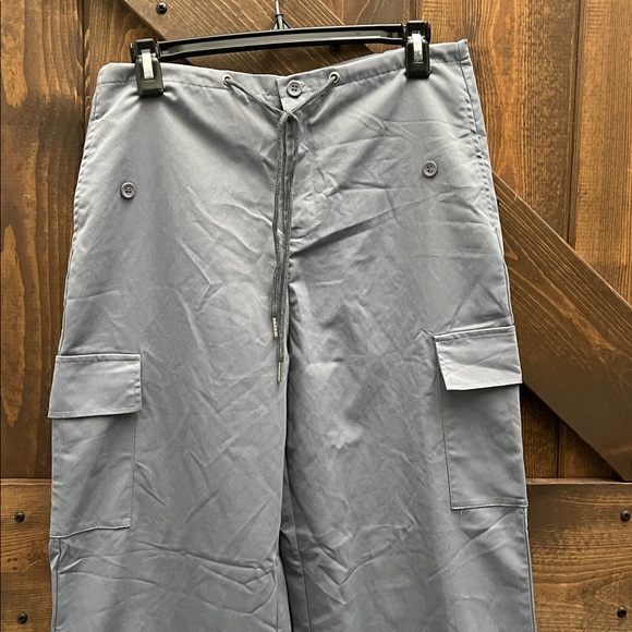 NWOT - Women’s Gray Cargo Pants Size: SM Waist 15 1/2” and Inseam: 28 1/2” - Picture 2 of 5